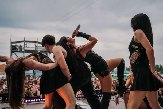 María Luna actuando en directo con su cuerpo de baile